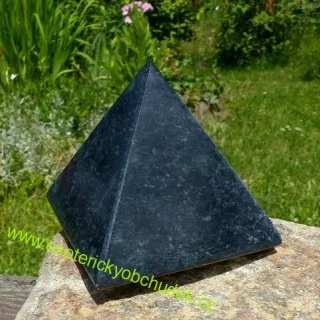 Pyramida - nefrit - serpentinit cca 7 cm